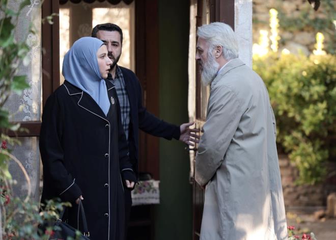 TAHR LOKANTA AILIINI MAHVETT <p>  Reat, iek ile birlikte lokantaya gelirken; Tahir de olay kartt. Reat'n kendisine kzmasna sinirlenen Tahir, "Belki de hata senindir baba" dedi. mer de ona destek verdi.  <p>  Yaananlarn ardndan lokantaya gelen ule, Gamze ile aabeyinin yemekte olduunu ifade etti. Bunu duyup sinirlenen mer ise ule'nin bahsettii restorana doru yola kt.