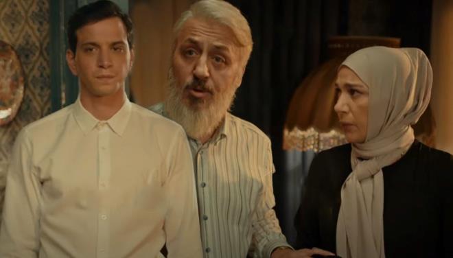 MER'DEN REAT'IN EVLLK KARARINA TEPK<p>  mer son blmde; babasnn iek Hanm ile evleneceini duyan mer, kapdan giren aabeyine "Evlenmeye karar vermiler. Hibirimizi haber vermeye layk grmediler" dedi.    mer'in tepkisine alnan iek Hanm, "Tamam mer, barma artk babana. stenmediim yerde duracak deilim" diyerek gitti.