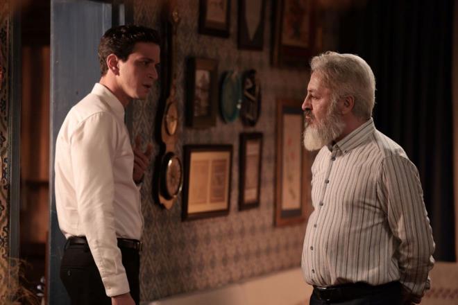 Babasnn onun peinden gitmesini engelleyen mer, annesinin yerinde baka birini grmek istemediini, buna hazr olmadn belirtti. Reat ise kararnn kesin olduunu syledi. Tahir de babasn destekledi.    Bunun zerine mer'in "Sen kendine e deil, bakc aryorsun" szlerine sinirlenen Reat, "Bu izdiva olacak. stemeyen de eker gider" dedi. mer de babasnn szlerine krlp ekip gitti.