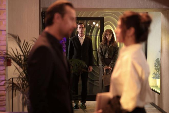 MER, GAMZE'NN  YEMEN BASTI<p>  Nevzat'n kendisini brakma isteini reddeden Gamze, mer'in kskanaca yorumuna "Eimle, zel hayatmla ilgili durumlar sizi neden bu kadar ilgilendiriyor Nevzat Bey?" diye tepki gsterdi.  <p>  O srada Gamze ile Nevzat' gren mer, oke olurken; Gamze de onun yannda ule'nin olmasna bozuldu.