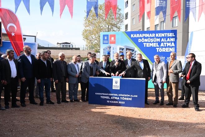 Hedef 10 bin konut<br>  Karapnar Kentsel Dnm Projesi?nin temel atma treninde konuan Bursa Bykehir Belediye Bakan Alinur Akta, belediye itiraki Burkent A.. tarafndan ihalesi 25 Eyll?de yaplan projeyi 2025 yl ortasnda bitirmeyi hedeflediklerini syledi. Temelini attklar 1. etap projesinin 90 konut ve 4 adet dkkndan olutuunu kaydeden Bakan Akta, ?Ayrca ylsonuna kadar dier 3 blmde de temel atma trenlerini gerekletireceiz. Planlamaya aldmz almalar teker teker hayata geirdiimizde 2029 yl sonuna kadar 10 bin civar konutu kentsel dnmle ehrimize kazandrm olacaz. 2019 ylnda Bursa ehir Tasavvurumuzu paylarken, ?nar aalarnn glgesinde ocuklarn byd bir Bursa? demitik. Bu hedefimize adm adm ilerliyoruz? dedi.