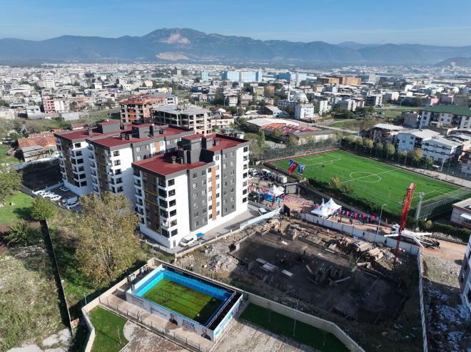 Karapnar Mahalle Muhtar Mehmet akr da salk oca bata olmak zere blgeye yaplan yatrmlar nedeniyle Bykehir Belediye Bakan Alinur Akta?a teekkr etti.