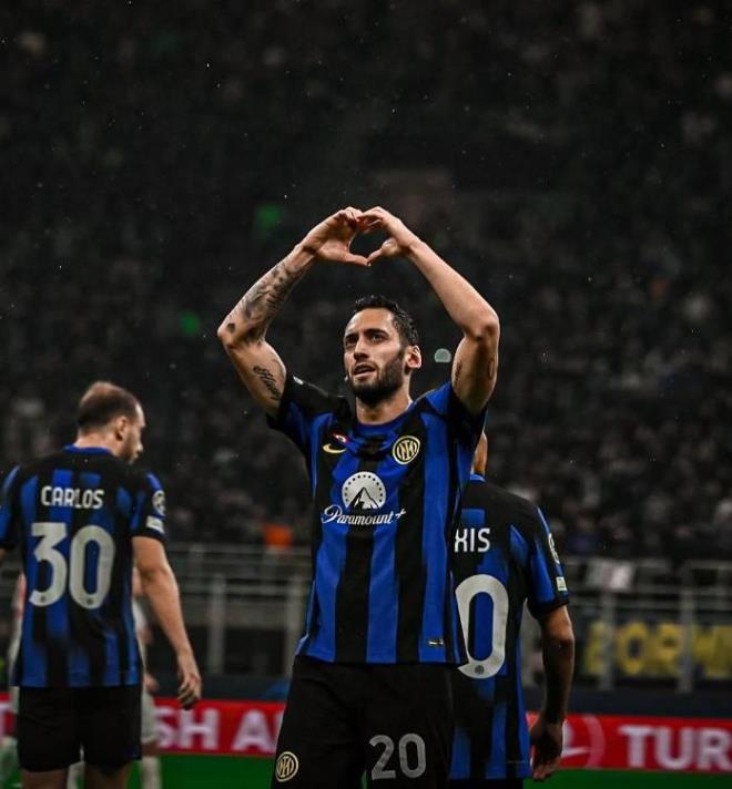 Gnmzde nter Kulb oyuncusu ve Milli forma giyen futbolcu Hakan alhanolu nc kez baba oldu.