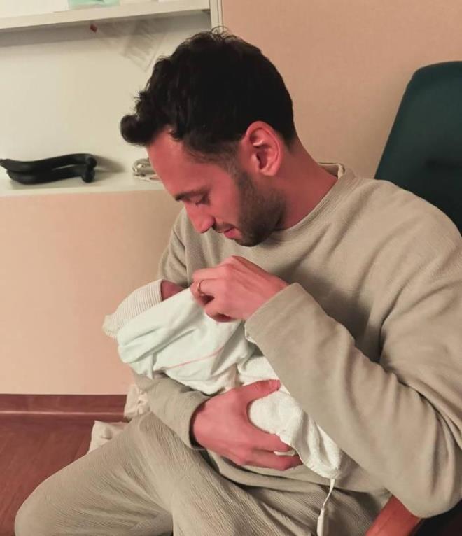 Hakan alhanolu, Minik Asil Can ile ilk pozunu paylat. nl futbolcu, paylamnn altna nazar boncuu emojisi eklemeyi de ihmal etmedi.