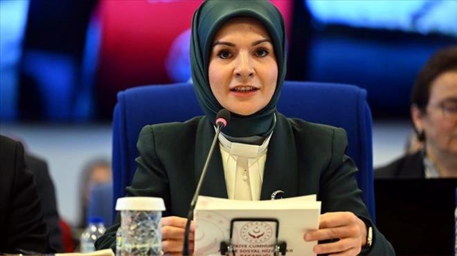 KISA BR SRE ERSNDE ATAMALAR YAPILACAK  <br>  Son iki ylda 31 bin 687 ocuu ve ailesini bizzat ziyaret ederek ihtiyalarn yerinde tespit ettiklerini aktaran Gkta, yle devam etti:  <br>  "Ailesinden ayr dm, yabanc uyruklu ocuklara psikososyal destek salyoruz. Kolluk birimlerinden teslim alnan bu ocuklar uzman ekiplerimiz gzetiminde kurulularmzda misafir ediyoruz. Bu kapsamda lkemizde yaayan 385 binden fazla yabanc uyruklu ocua ulaarak sosyal uyum hizmeti sunduk. Engelli kardelerimiz iin eitim, bakm, rehabilitasyon, istihdam ve eriilebilirlik bata olmak zere her alanda nemli politikalar hayata geirdik. Bu yl Engellilerin Toplumsal Hayata Katlm ve zel Eitim Program'na yzde 71 art oranyla 72,3 milyar lira bte ayrdk. 2002'den bu yana 68 bin 108 engelli vatandamz kendileri iin uygun olan kadrolara atadk. Bu yl ubat aynda 2 bin 323 engelli vatandamzn atamalarn gerekletirmitik. Bu vesileyle ksa bir sre ierisinde yeni engelli atamalarnn yaplacann mjdesini de sizlerle ve milletimizle paylamak isterim."