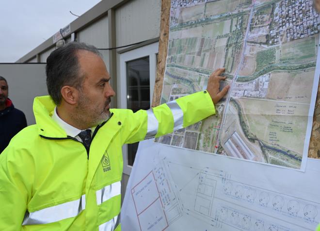 Bursa Bykehir Belediye Bakan Alinur Akta, beraberindeki Sakarya, Dumlupnar, Cumhuriyet, Barbaros, smetiye, Alaar, Doanevler, Yldzevler ve Altnova Mahalle Muhtarlar ile birlikte devam eden inaat yerinde inceledi. BUSK Genel Mdr Gngr Glen'ten alma hakknda bilgi alan Bakan Akta, Bursa'nn su ihtiyacnn yzde 90'nn Doanc ve Nilfer barajlarndan, yzde 10'unun ise Uluda pnar kaynaklarndan karlandn, ihtiya halinde kuyulardan da takviye yaptklarn hatrlatt.