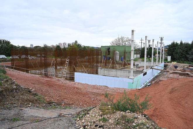 Zorunlu hallerde devreye alnan kuyu sularndaki bulankln ortadan kaldrlmas iin daha nce Vakf Mahallesi'ne paket ime suyu artma tesisi kazandran Bykehir Belediyesi, benzer bir tesisi Demirta'ta hayata geiriyor.