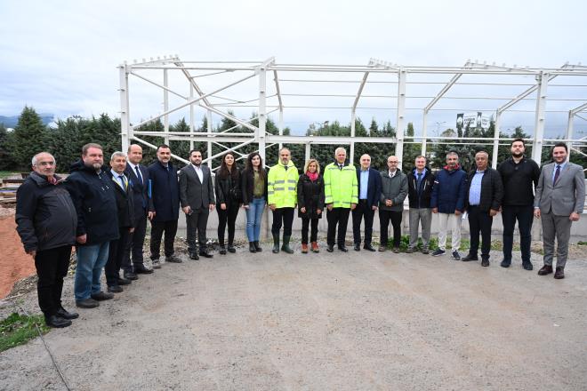 Bursa Bykehir Belediyesi, dnyann en nemli gndem maddesi haline gelen kurakla kar Bursa'y daha direnli hale getirmek amacyla yatrmlarn hz kesmeden srdryor. Doanc ve Nilfer Barajlar ile pnar kaynaklarndan salanan ime suyunu en verimli ekilde kullanp, kayp kaakla mcadelede yzde 20 seviyesi ile Trkiye'de lider durumda olan Bykehir Belediyesi, kuraklk tehdidi ngrsyle bugne kadar alan 155 derin kuyu sayesinde Bursallar 1 gn bile susuz brakmad.