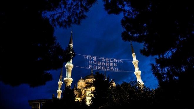 2024 RAMAZAN AYI NE ZAMAN BALIYOR?    Diyanet leri Bakanl tarafndan yaymlanan 2024 dini takvimiyle birlikte Ramazan aynn balang tarihi belli oldu.    Buna gre; 2024 Ramazan aynn birinci gn Mart ayna denk geliyor. Ramazan ay nmzdeki sene 11 Mart gn balayacak.