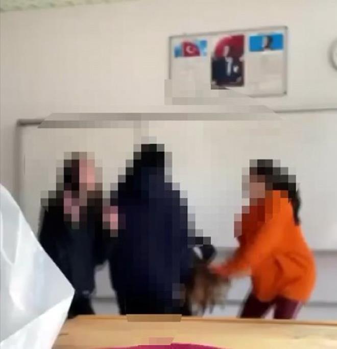 B.G., E.E.T.?yi dvmeye devam ederken ?ok gzel salarn varm senin.? diyerek tokat da att. Dvlen B.G. alarken, o anlar B.D. (15) tarafndan cep telefonu kameras ile kayt altna alnd. E.N.A.(14) ise grntleri sosyal medya hesabndan paylat.