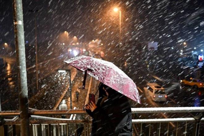 STANBUL'A KAR GELYOR    NTV Meteoroloji Editr Dilek alkan, "Hafta sonu Bulgaristan'da ok youn bir kar ya olacak ve bu ya Trkiye'ye gelecek." ifadeleriye pazar gn beklenen frtnaya kar uyarda bulundu.     stanbul'da cumartesi gece saatlerinden itibaren karayel glenerek frtnaya dnecek. Frtnann hz 100 kilometreye kabilir." diyen Dilek alkan, "Cumartesi gecesi ok iddetli yala beraber stanbul ve Trakya blgesinde sel tehlikesi bulunuyor." bilgisini verdi.