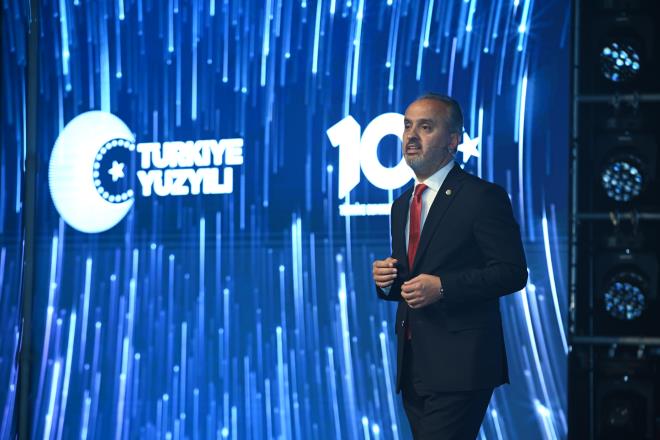 ?Gnll iileriyiz?<br>  zellikle ocuklara ynelik olarak dzenledikleri etkinlik ve almalara da konumasnda geni bir yer ayran Bakan Akta, ?ocuklarn gler yzleri bizim iin ok kymetli. Onlarn mutluluu, lkemizin gelecei iin umut kayna. Bu sebeple projelerimizin nemli bir ksmn ocuklarmz iin hazrlyoruz. Gemi ve gelecek arasndaki o ipekten baa smsk tutunan nesiller yetisin istiyoruz. Bu topraklarn sahip olduu en kymetli mimarlardan biri olan merhum Turgut Cansever diyor ki; ?ehri imar ederken nesli ihya etmeyi ihmal ederseniz, ihmal ettiiniz nesil imar ettiiniz ehri tahrip eder.? Belediyecilik anlaymz ocuklarn kltrel ve sosyal geliimini nceleyen bir temel zerine ina ettik. Bu temeli kltr ve sanat harcyla glendiriyoruz. Bizler bu inaatn gnll iileriyiz. ocuklarmza kendi kltrmz tantmak ve sevdirmek birinci amacmz olsa da dnya kltrne de yabanc kalsnlar istemiyoruz. Geleneksel olarak her yl dzenlediimiz Uluslararas ocuk ve Genlik Tiyatrolar Festivali ve Karagz Kukla ve Glge Oyunlar Festivali?yle yurt dndan arladmz misafirlerimizle, ocuklarmzn birinci elden dnya kltrleri ile tanmalarn salyoruz. Bu alanda yaptmz her etkinlii bugne ve yarna bir yatrm olarak gryorum. Zira ocuk geliirse toplum geliir, glenir ve baaryla byr? dedi.