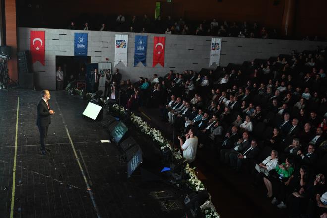 Tm dnemlerin vazgeilmezi; tiyatro<br>  Tiyatro?nun tm dnemlerin en vazgeilmez sanat dal olduunu ve Bursa iin de ayr bir nemi olduunu dile getiren Bakan Akta, ?Orta oyunu kltrnn asrlardr yaad, Hacivat ve Karagz?n doduu ehrimiz, ayn zamanda Trkiye?nin en kkl sahnelerinden birine, Bursa ehir Tiyatrosu?na sahiptir. Dzenlediimiz Ulusal i Tiyatrolar Festivali ile aln terini sahnede sanata dntryoruz. ?Misafir? adl oyunumuz Almanya ile yaplan i Anlamas?nn 60?nc ylna zel dzenlenen Frankfurt Tiyatro Festivali?nde sahnelendi ve dle layk grld. ehir Tiyatromuzun ?Bir Adam Yaratmak? adl oyunu Necip Fazl?n bu esiz eserinin en iyi sahne performans seildi ve halen Trkiye?nin birok tiyatrosunda sahneleniyor. Yine Kazakistan Tiyatro Festivali?nde geleneksel Trk tiyatrosundan ?Meddah-i insan olma halleri? oyunuyla dl kazandk. Milli Eitim Mdrl ile i birlii iinde yrttmz ehr-i yar projesi ile 5 farkl okulda rencilere sahneyi tanma frsat tandk. Bursa?nn bir deeri olan, gnl sultanlar oyununu sergilediler. Son 6 ylda 260 gsterimle 145 bine yakn tiyatro severe hizmet verdik ve vermeye de devam ediyoruz. Tiyatro projelerimizi yldan yla daha da eitlendiriyor, bu kltr yaatmak ve yaygnlatrmak iin var gcmzle alyoruz? dedi.