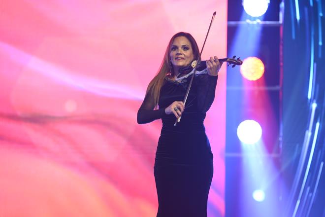 Bursa ban bakentidir<br>  Bursallarn, kentin deerlerini yalnzca dinleyerek ya da okuyarak deil; grerek, dokunarak da tanma frsat bulduunu belirten Bakan Akta, ?Bildiiniz gibi Bursa ban bakentidir. Bu deerimizi koruyabilmek iin Keskin Miras Bursa Ba Sergisi?ni ve Bursa Ba Festivali?ni dzenliyoruz. Bu sergi ve festival ile 700 yllk keskin mirasmza sahip kyor ve sonraki nesillerin tanmasna da olanak salyoruz. Avrupa?nn en byk tarih ncesi park Bursa?mzda yer alyor. Aktopraklk Hyk ve Akhava Mzesi ehrimiz iin gemie alan bir kap. Bu parkta her yl dzenlediimiz Arkeofest?te vatandalarmz, tarihi canlandrmalar ve yaratc drama atlyeleri ile tarih ncesine uzanan bir yolculua kyor. Bursa Mevlevihanesi ve Mzesi?ni halkmzn hizmetine sunduk. Bugn, Mevlevilik kltrnn yaatld, sema gsterileri ve mesnevi okumalarnn yapld, hat ve tezhip alannda eitimlerin verildii bu mekn ile Bursa?mz bir tarihi miras ile yeniden bulumann mutluluunu yayor. Yine Bursa Kent Mzesi?ni geniletme projemize devam ediyoruz. Tarihi Defterdarlk Binas?nn restorasyonu da tamamlandnda Bursa Kent Mzemiz daha geni bir alanda hizmet vermeye balayacak. Amacmz sanatla ve tarihle i ie yaayan Bursa?y yl boyunca aktif ve verimli bir ekilde etkinliklerle buluturabilmek? diye konutu.