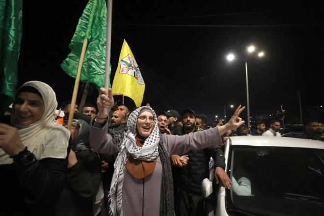 Yzlerce Filistinli serbest braklan esirleri karlamak iin Filistin ve Hamas bayraklaryla Bat eria'nn Betunya Beldesi'ne topland.