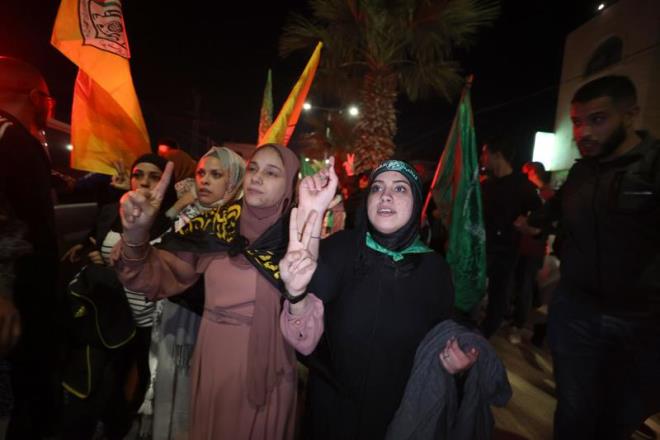 srail askerleri, Betunya'da toplanan Filistinlilere youn ekilde gz yaartc gazla mdahale etti.