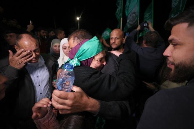 Esirleri tayan otobsler belde merkezine doru hareket etmeye alrken, srail askerleri blgedeki Filistinlilere kar zaman zaman mdahaleye devam ediyor.