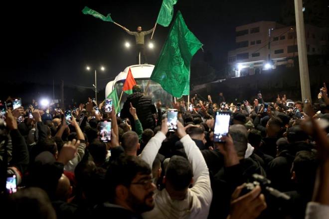 srail ile Hamas arasnda yaplan esir takas mutabakat kapsamnda srail hapishanelerindeki 24' kadn 15'i de 18 ya alt ocuk olan 39 Filistinli esir serbest brakld.