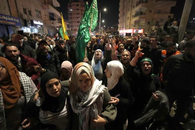 Filistinliler ise zaman zaman srail glerine havai fiek frlatarak tekbir getirdi.