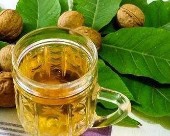 7. Karacier Dostudur nsan vcudunun pek ok yerine faydasna olan ceviz suyunun karacieri glendirme zellii de bulunmaktadr. Cevizde bulunan vitamin ve yalar sayesinde karacier dostudur. Karacierin korunmasnda ve glenmesinde destecidir. Ayrca karacier hormonlarn dengelemektedir.