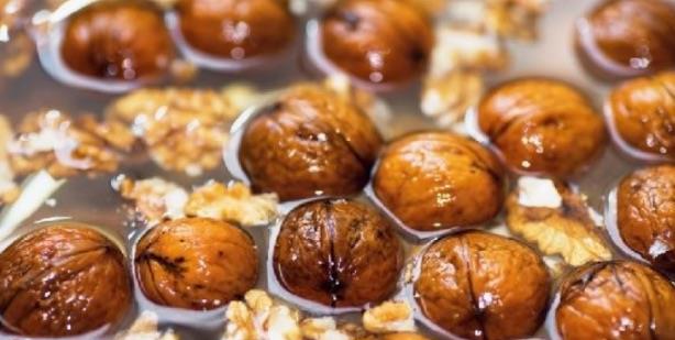 4. Cildi Gzelletirir Yine bir faydas ise cilt salna olmutur. Ciltte oluan ve uzun sre kalc olan hastalklara yani mantar, sedef ve egzamaya iyi geldii bilinmektedir. Ayrca cildin daha aydnlk, gzel, parlak ve nemli olmasn salar. Hatta cildi nemsiz olanlar iin ciddin nem dengesini dzenler.