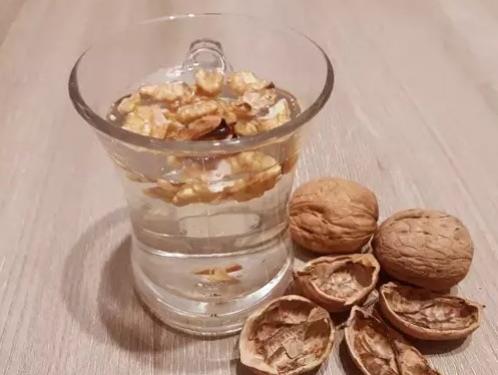 6. Kilo ve Ya Yakmay Hzlandrr En biline dier zellii ise kilo veremeye yardmc olduudur. Cevizin ierisinde bulunan ya bilienleri kilo vermeye yardmcdr. Kilo vermek isteyenler sabah a karnna bir bardak tketmesi gerekir. Ayrca sadece kilo vermede deil hzl bir ekilde ya yaklmasnda rol oynamaktadr. Dzenli olarak yapan kii ksa srede hem yalarndan hem de kilolarndan kurtulmaktadr.