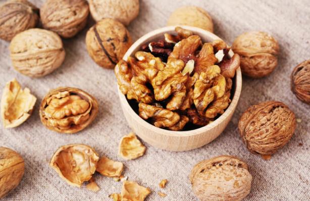 Gece yatmadan nce bir bardak suyun ierisine 1 tane ceviz iini suyun ierisine brakn ve azn bir eyle kapatn. Sabaha kadar bekletin sabah a karnna hi bir ey imeden tketin. Her gn mutlaka tazesini yapmay ihmal etmeyin. 1. Sindirim Sistemini Dzenler zellikle gnde 1 bardak imek sindirim sistemini dzenlemektedir. Sindirim problemi olanlar kiiler ve sindirim destei almak isteyenler dzenli olarak tketmesi gerekir. Ceviz suyu ierisinde bulunan vitaminler ve ya dengesi sindirimin almasnda yardmc olmaktadr.