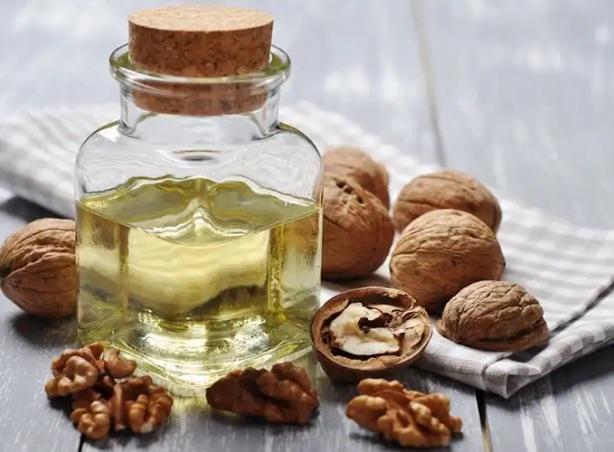 2.Kolesterol Dengeler Ayrca ikinci olarak ve en bilinen ise kt kolesterol drd bilinmektedir. Kolesterol yksek seviyeden dmesine hatta dengede kalmasn salar. Hatta kalp saln koruduunu da bilinmektedir. Ve aratrmalaragre kalp krizi riskini de azaltr. Gnde sadece a karnna bir bardak iilmesi yeterlidir.