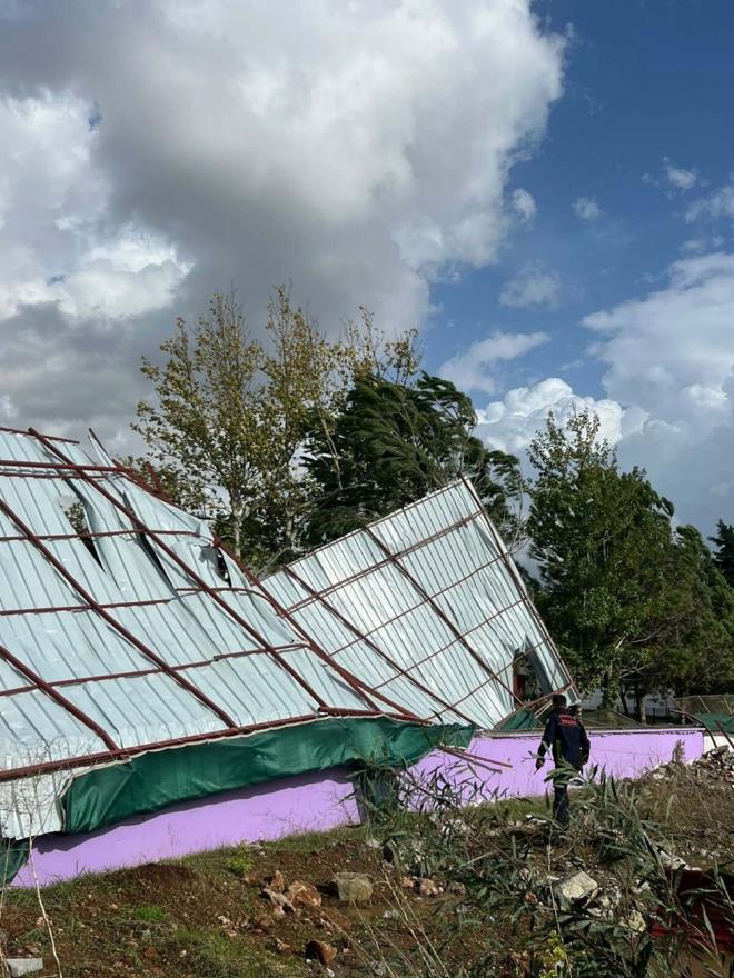 Uyarnn ardndan Dalaman ilesi Cengiz Topel Caddesi'nde sabah saatlerinde frtna etkili oldu.