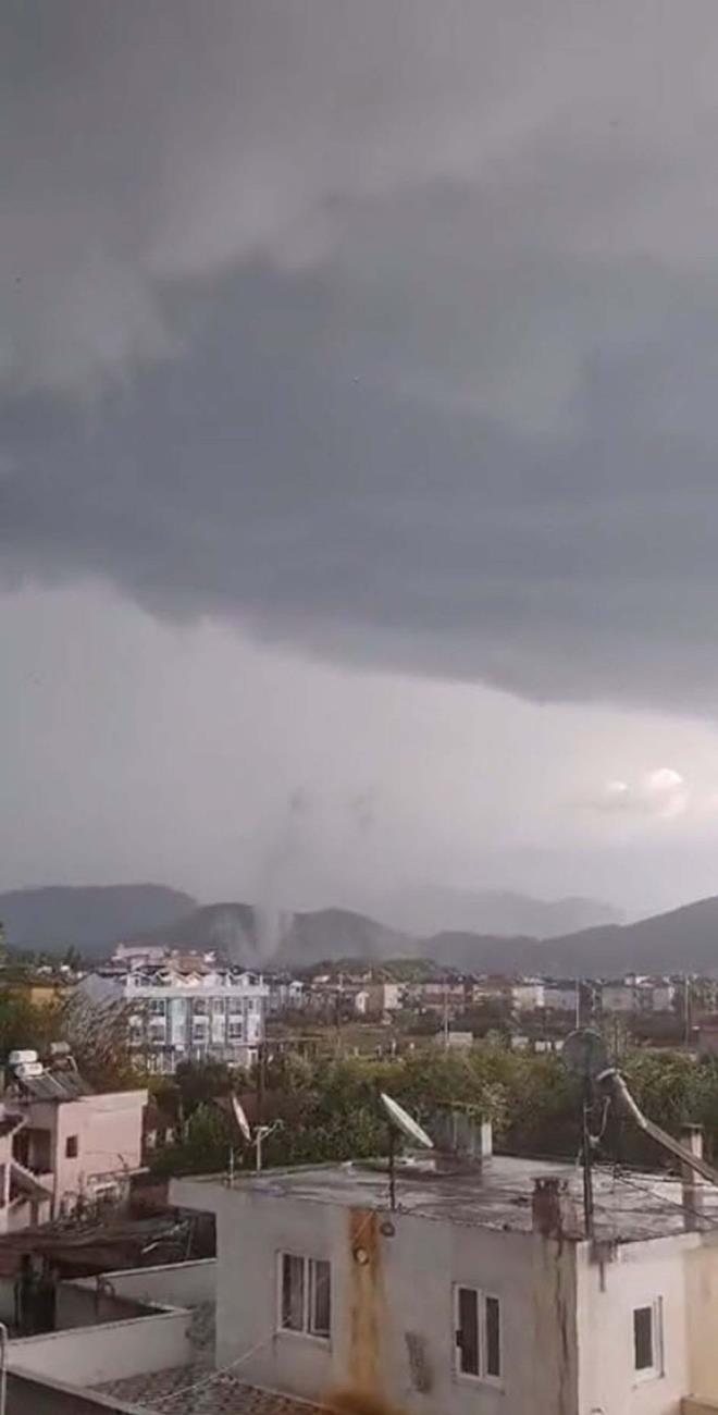 Frtnayla ile birlikte oluan hortum baz evlerin atlarn uururken, elektrik direkleri ve aalar da devirdi