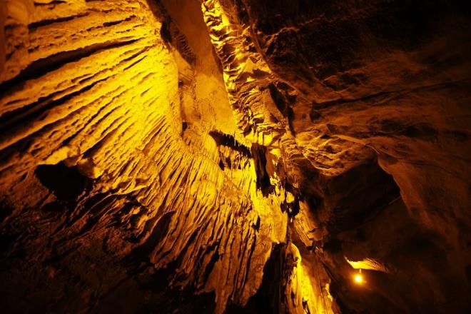 erisindeki 12 ila 17 derece arasndaki scakln yl boyunca deimedii maara, bakm almalar iin kasm sonu kapatlp nisan sonunda yeniden ziyarete alyor. Maaray bu sene mays-ekim dneminde 120 bin yerli ve yabanc turist gezdi.    Torul Kaymakam Muhammet Klaslan, maarann turizme kazandrld 1996'dan itibaren yaklak 700 bin kiiyi arladn syledi.