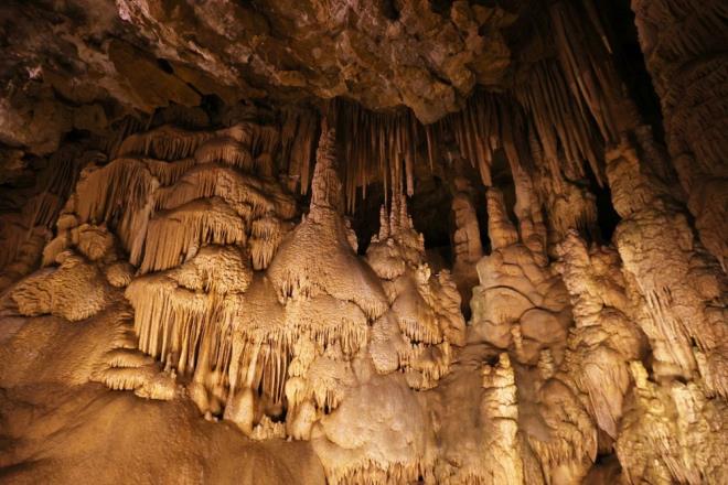 8 MLYON YILDA OLUTUU TAHMN EDLYOR    D atmosfere dolinlerle olan irtibat dolaysyla rahat hava hareketi bulunan ve astm ile sinzit rahatszlna iyi geldii belirtilen maaradan geen derenin debisi ise mevsimsel olarak deiiyor.    Yal dnemlerde maaradaki suyun derinlii 1,5 metreye ykselirken yaz aylarnda ise 25 santimetreye kadar dyor.  8 milyon ylda olutuu tahmin edilen al Maaras'nn bugnk ekline ise ikinci aamada ulat belirtiliyor.