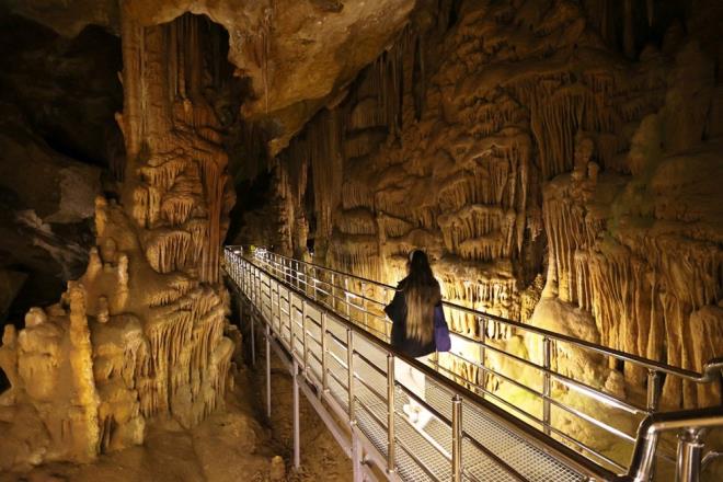 Yer stndeki doal ve tarihi gzelliklerinin yan sra maaralaryla da turizmde adndan sz ettiren blgede, dnyann en uzun ikinci ini kabul edilen al Maaras, Dzky ilesi al Mahallesi'nde bulunuyor.    Deniz seviyesinden 1050 metre yksekte, "yer altndaki sakl cennet" olarak nitelendirilen al Maaras, sarkt ve dikitleri, zaman zaman 1,5 metre derinliine ulaan deresi, elaleleri ve gletleriyle birok gzellie ev sahiplii yapyor.