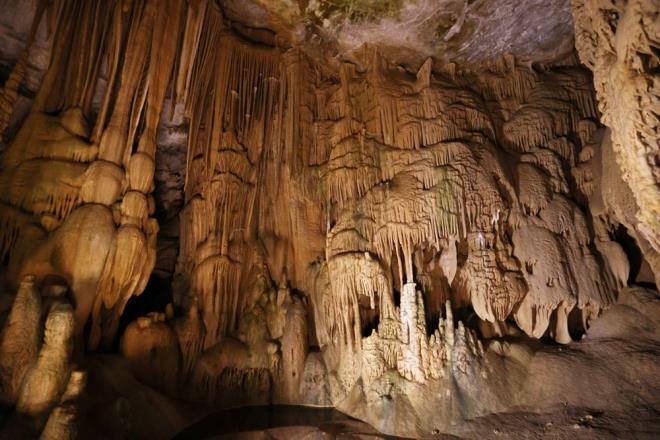 Sarktlar, dikitler, stunlar, damla ta havuzlar, maara iekleri, fil kulaklar, traverten havuzlaryla ilgi oda olan yksek oksijenli havaya sahip maara, rneklerine az rastlanan renk ve motifleriyle de dikkati ekiyor.