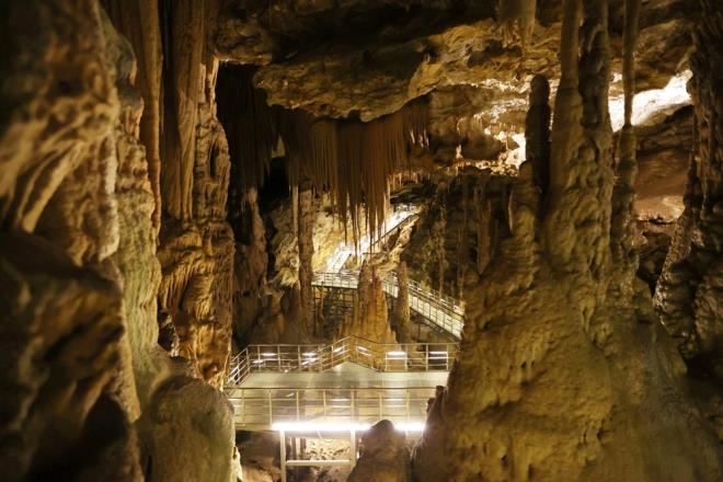 zerinde bulunan kalesi ve iinden geen deresiyle ziyaretilerini karlayan maara, giriinden 200 metre sonra iki kola ayrlyor. Sol blmnde 150 metrelik yryn ardndan kalker platolar zerinde grlen, oval ekilli erime ukuru olarak bilinen dolinden (Kalkerli arazilerde erime ve kme sonucu oluan tava eklindeki ukurluklar) gelen suyun akt baca gze arpyor.    Maarann yaklak 400 metrelik yry yolu olan sa kolundaki gl ve alayan ise ziyaretilerine farkl gzellik sunuyor.