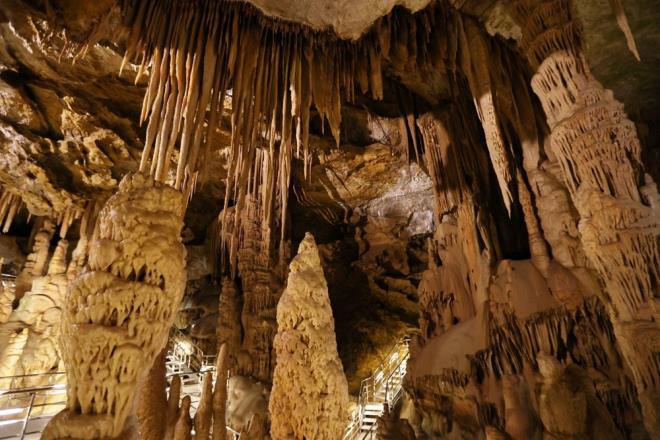KARACA MAARASI    Dnyann sayl damla ta maaralar arasnda yer alan ve "yer altndaki gizemli dnya" olarak nitelendirilen Karaca Maaras da Gmhane'nin Torul ilesinin Cebeli kynde yer alyor.    ehir merkezine 17 kilometre mesafede, denizden 1550 metre ykseklikteki maara, yre halk tarafndan uzun yllardr bilinmesine ramen 1996 ylnda fiili olarak turizme kazandrld.