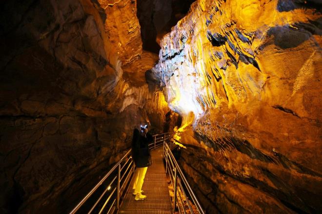 Maarann Gmhane'ye 17 kilometrelik bir mesafede yer aldn hatrlatan Klaslan, "Ayn zamanda Trabzon-Gmhane kara yoluna 4 kilometre mesafede. Karaca Maaras ayn zamanda bu yl alan Zigana Tneli ile Trabzon'a da ok yakn bir destinasyon oldu." diye konutu.