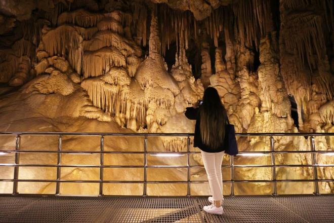 Birinci aamada yzeyden szan sularn kire tan zerek krklar geniletip bir yer alt su kanal olumasn salad, ikinci aamada ise blgesel ykselmeye bal maarann geliiminin durduu ifade ediliyor.    u ana kadar 8 kilometre uzunluuna kadar ulalabilen ancak birok ksm halen tam kefedilemeyen maarada yaklak 1 kilometrelik blm gezilebiliyor.