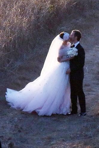 Anne Hathaway ve Adam Shulman