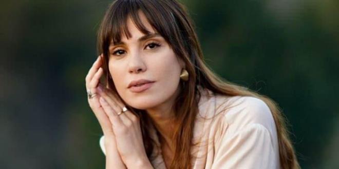 Yer ald yapmlarda gsterdii oyunculuk performanslarnn yan sra sosyal medya hesaplarndan yapt paylamlarla da sk sk gndeme gelen nl oyuncu kran Oval, aile paylamlaryla dikkat ekmeye devam ediyor. nl oyuncu bu kez futbolcu ei Caner Erkin ile evlendikleri yere kzlar Mihran Ela'y da gtrd. Yaad duygu dolu anlar sosyal medyada paylaan nl oyuncu, takipilerinden byk beeni ald.