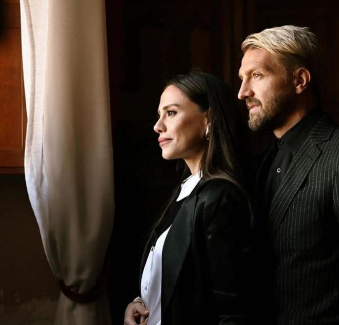 YILLAR SONRA KIZLARIYLA AYNI YERE GTTLER!    6 senenin ardndan yeniden Roma'ya giden kran Oval ve Caner Erkin ifti, evlendikleri binay kzlar Mihran Ela ile ziyaret etti. Sosyal medya hesaplarndan yapt paylamlar ile kz Mihran Ela'nn binadaki fotoraflarn yaynlayan nl oyuncu, o anlarda hissettiklerini anlatt.