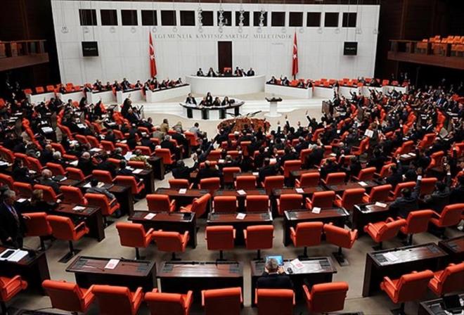 Torba yasann ne zaman Meclis'ten geecei, Trkiye gndemini yakndan takip eden vatandalar tarafndan merak ediliyor. Ev hanmlarna emeklilik, emeklilere ek zam ve yeni evli iftlere evlilik kredisi gibi konularda beklenti iinde olan vatandalar, torba yasaya dair aratrmalarna hz verdi. te, 2023 torba yasa almalarnda son durum...