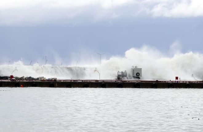 Alnan bilgiye gre, amburnu Liman ierisindeki Deniz Kuvvetleri Komutanl?na bal askeri birimin olduu alanda denizde byk dalgalar olutu.  Bu srada alanda bulunan 5 askeri personel, dalgalarn etkisiyle yaraland.