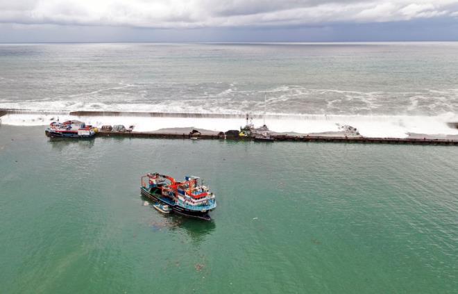 DALGALAR 5 ASKER YARALADI    Trabzon?un Karadeniz sahilindeki Srmene ilesinde, frtnayla dalgalarn ykselmesi nedeniyle 5 askeri personel yaraland.