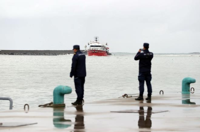 Ayn yerde park halindeki bir ara da dalgalara kaplarak srklendi, askeri alan gvenlik nedeniyle boaltld.