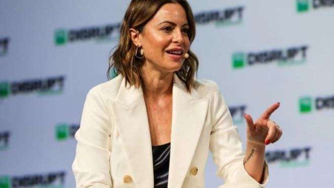 ddiaya gre; Erzan, gizli fonda yksek kar getirisi vaadiyle ou futbolcu, 29 kiiden milyonlarca dolar toplad.    Erzan, para ald isimlere de bankaya ait dekont yerine, kaeli-imzal A4 katlar, el yazsyla yazlm ufak kat paralar verdi.    Milyon dolarlar Erzan'a ite bu katlar karlnda elden teslim edildi. Dolandrclk soruturmasnn balamasyla da resmi olmayan kat paralar savcla delil olarak sunuldu.