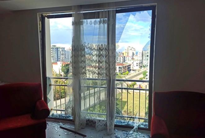 Samsun?un Atakum ilesinde bir evde szan doalgazn patlamas sonucu 1 kii yaraland.  Mevlana Mahallesi 754. Sokak?ta 6 katl binann en st katndaki dairede doalgaz szntsndan dolay patlama meydana geldi.