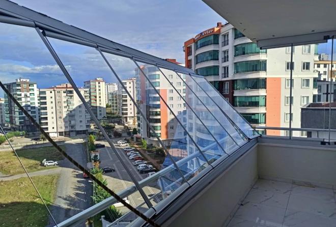 Patlamada evin mutfanda bulunan mer Zehirolu yaraland, mutfak ve balkonda hasar olutu.