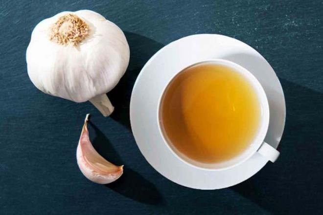 SARIMSAK AYI NASIL LR?    Garlic tea olarak da bilinen sarmsak ay sa bakmndan kronik kalp rahatszlklarna kadar birok hastaln tedavisinde yardmc rol oynar.