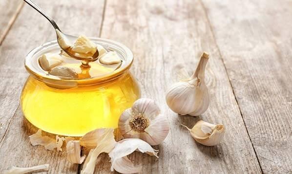 Yarm tatl ka taze sklm limon suyu da ekleyerek katn. Ildktan sonra 2 kk kahve ka bal ekleyerek tatlandrn.